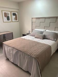 若昂佩索阿Hotel do Mar Tambaú的一间卧室配有一张大床和大床头板
