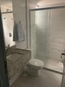 若昂佩索阿Hotel do Mar Tambaú的白色的浴室设有卫生间和淋浴。