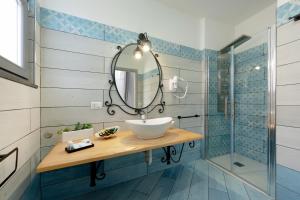 普罗奇达La casa del postino的一间带水槽和镜子的浴室