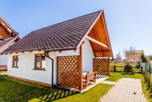 格里兹鲍Bursztynowy Zakątek Domki的小屋设有倾斜的屋顶