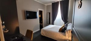 米兰Santarella Guest House的酒店客房,配有床和电视