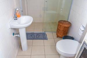 桑托斯cantinho jardim的浴室配有卫生间、盥洗盆和淋浴。