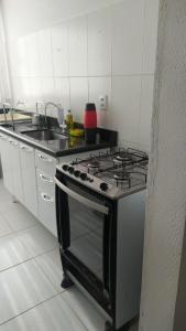 卡皮托利乌Cantinho Xodó的厨房配有炉灶和水槽