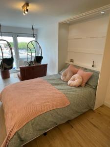 奥斯坦德Guadeloupe的一间卧室配有一张带两个枕头的床