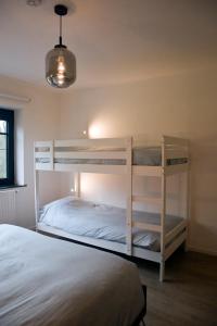 博尔赫隆Vakantiewoning Spoor 23的一间卧室配有两张双层床和一盏灯。