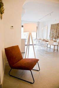 博尔赫隆Vakantiewoning Spoor 23的客厅配有椅子和桌子
