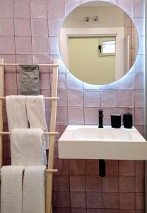 马德里Inhome的一间带水槽和镜子的浴室
