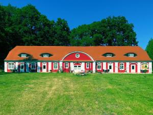 LietzowHaus Semper的红谷仓,在田野上有红色屋顶