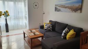 比韦罗Os Castelos Playa de Covas的客厅配有沙发和桌子