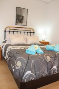 卡拉塔尤德El Refugio的一间卧室配有一张带蓝色毛巾的床