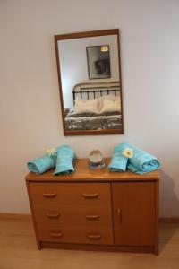 卡拉塔尤德El Refugio的梳妆台,配有2个蓝色枕头和镜子