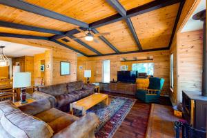 费希坎普Yosemite Big Rock Cabin的客厅配有真皮沙发和电视