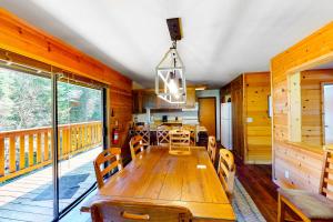 费希坎普Yosemite Big Rock Cabin的一间带木桌和椅子的用餐室