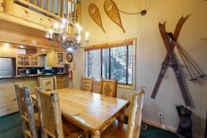 费希坎普Yosemite Silvertip Lodge的一间带木桌和椅子的用餐室