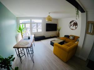 南特Charming & cosy rooms Nantes (chambres chez l'habitant)的客厅配有黄色的沙发和桌子