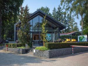 雷嫩Spacious house with covered terrace, located on a holiday park in Rhenen的相册照片