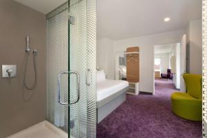 波士顿波士顿酒店的带淋浴的浴室和1间带1张床的卧室