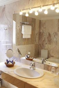 桑特佩尔佩斯卡多尔坎赛利特酒店的一间带水槽和镜子的浴室