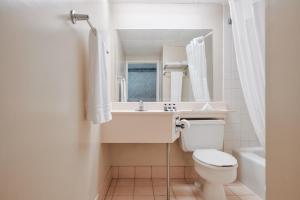 格伦代尔Glendale Express Hotel Los Angeles的一间带卫生间、水槽和镜子的浴室