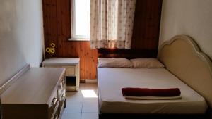 特拉维夫本耶胡达酒店的一间小卧室,配有床和窗户
