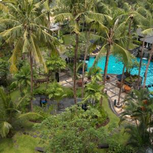 日惹Melia Purosani Yogyakarta的享有带游泳池的度假村的空中景致