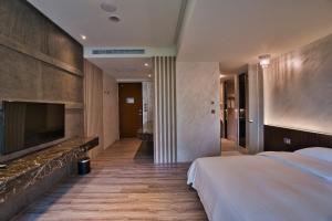 鱼池乡太和日月旅馆的酒店客房设有一张大床和一台电视。
