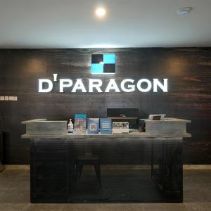 雅加达Dparagon Menteng Jakarta的商店墙上的拉帕贡标志