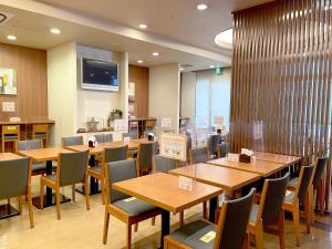 Hotel Route-Inn Hakata Ekimae -Hakataguchi-餐厅或其他用餐的地方