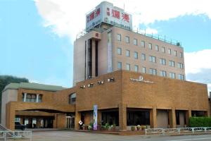 Yuzawa汤泽皇家酒店的一座建筑的顶部有一座塔楼