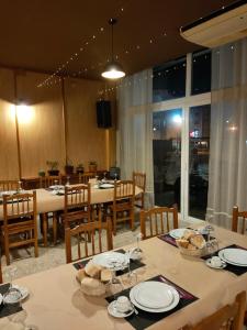 博伊罗特利里索斯旅馆的用餐室配有桌椅和食物