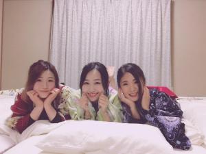 SanukiOyado Endo - Vacation STAY 12914v的三个女人躺在卧室的床上
