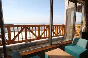丰浦町Spa SHIOSAI的客房设有海景阳台。
