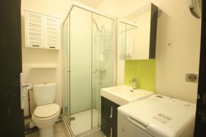 塞尼奥斯Le Beach Break - Seignosse Le Penon的浴室配有卫生间、淋浴和盥洗盆。