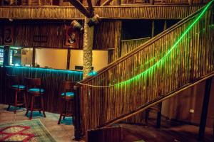 哈博罗内African Home Hotel的酒吧里绿灯的楼梯