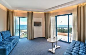金沙GRIFID Arabella Hotel - Ultra All inclusive & Aquapark的带沙发的客厅,享有海景