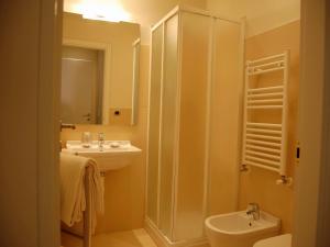 都灵Residenza il Nespolo - Estella Hotel Collection的一间带水槽、卫生间和淋浴的浴室