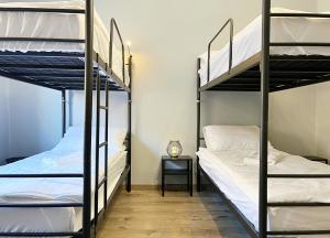 瓦乌布日赫Noclegi Pod Muflonem的一间卧室设有两张双层床和一张桌子