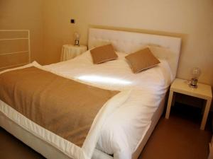 都灵Residenza il Nespolo - Estella Hotel Collection的一张带两个枕头的大白色床