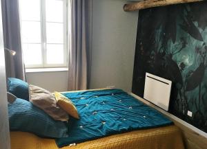 埃姆布能L'HIVERNET, grand Triplex neuf au cœur d'Embrun accès facile的卧室内的一张蓝色棉被