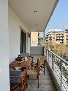 Ageliki's Athens Apartment的阳台或露台