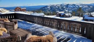 LifjellWonderful cabin with amazing mountain - view的阳台享有雪覆盖的山脉美景。