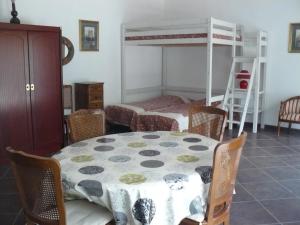 莱塞齐耶德泰阿克普热住宿加早餐度假屋的一间带桌子和双层床的用餐室