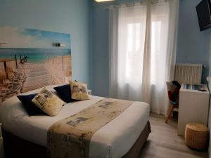 鲁瓦扬The Originals Access, Hôtel Corinna, Royan的一间卧室配有一张床,享有海滩美景