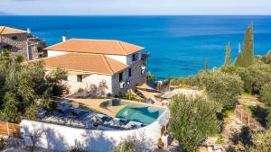 OrthoniaíXigia Beach Residence villas的享有别墅空中景致,设有游泳池和海洋