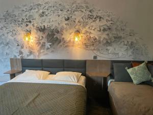 圣安德烈莱韦尔热维拉酒店的卧室配有一张挂在墙上的灯光床。