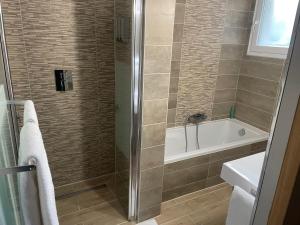 圣安德烈莱韦尔热维拉酒店的带淋浴、浴缸和盥洗盆的浴室