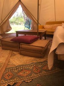 Langon高切里庄园酒店的带枕头和桌子的帐篷客房