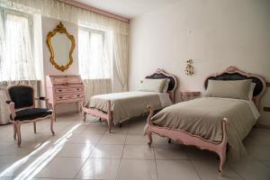费扎诺A~Mare Casa Vacanze的一间卧室配有两张床、一个梳妆台和镜子