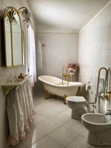 费扎诺A~Mare Casa Vacanze的带浴缸、卫生间和盥洗盆的浴室