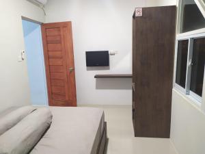 巴淡岛中心Rooms at Josapa Guest House的一间卧室配有一张床和一扇木门